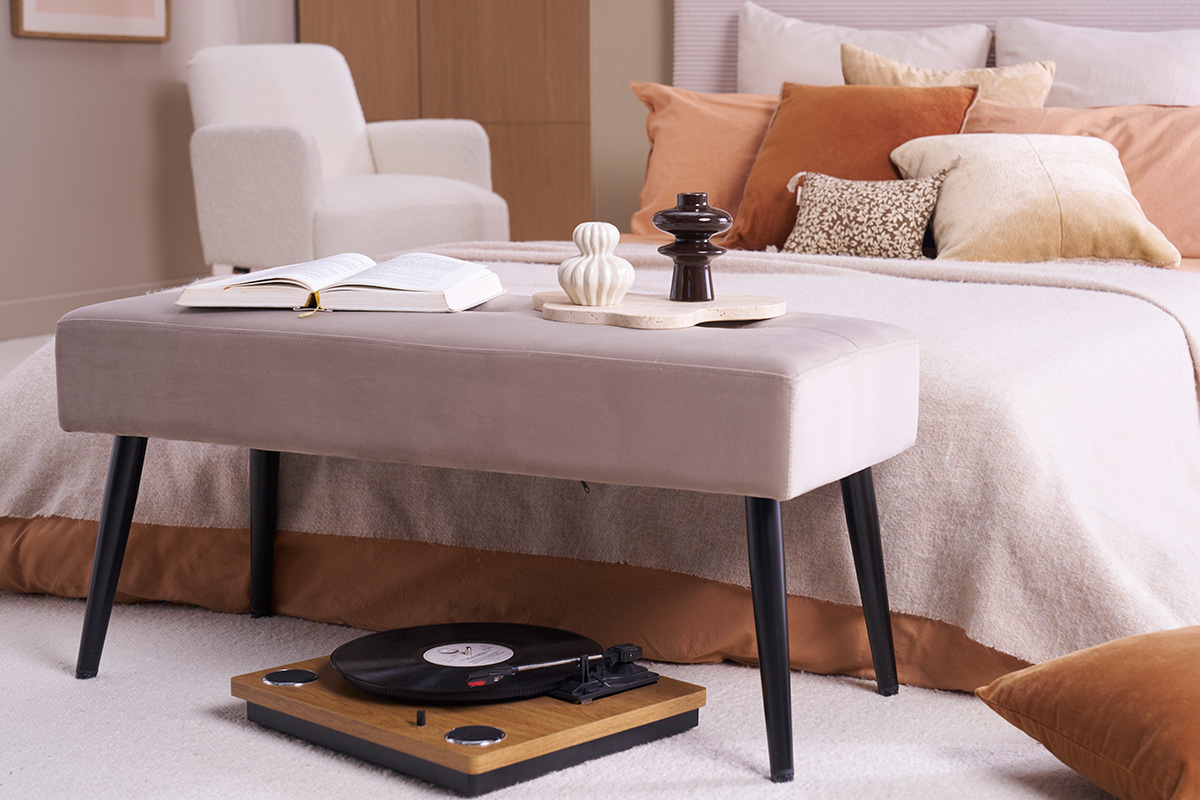 Banc design capitonn� en tissu velours taupe et m�tal noir L96 cm GUESTA