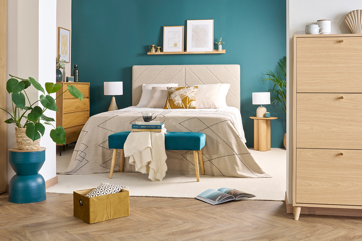 Banc scandinave capitonn� en tissu velours bleu p�trole et bois clair L96 cm GUESTA