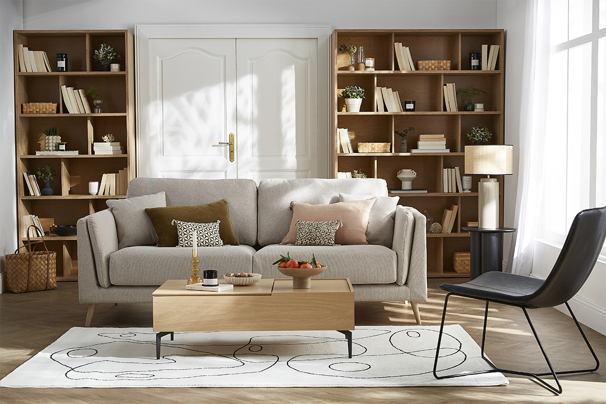 Salon avec biblioth�que scandinave en bois clair et canap� beige.