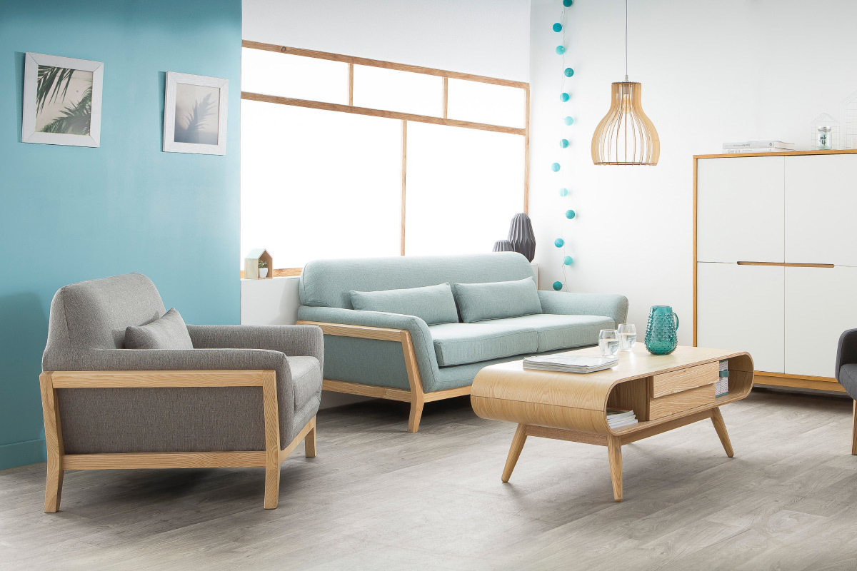 Salon moderne avec fauteuils, canap�, table basse et buffet HELIA bois et blanc.