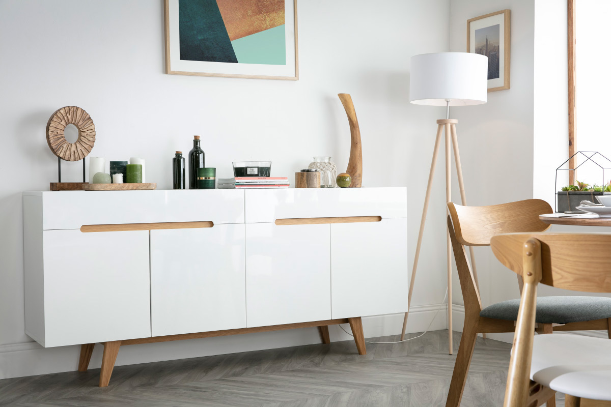Buffet scandinave blanc laqu� brillant et finition bois clair 4 portes 2 tiroirs L180 cm MELKA