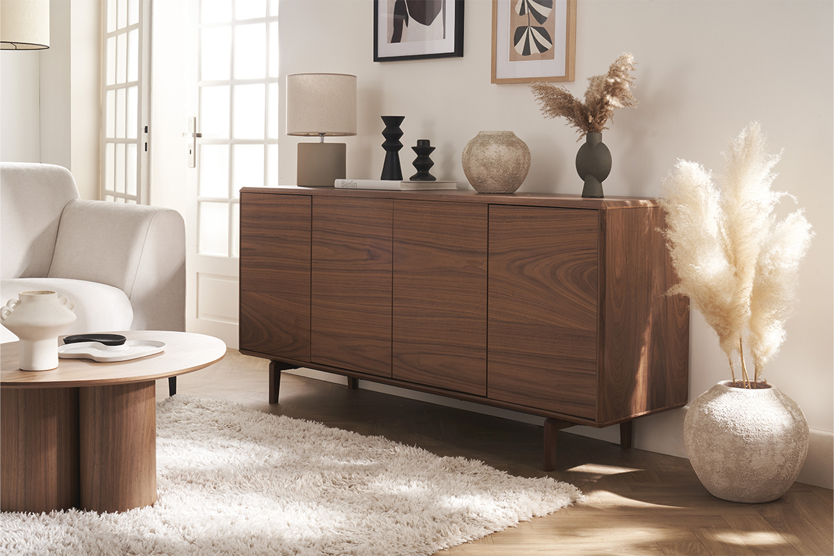 Buffet vintage en bois fonc� noyer 4 portes SUVA contre un mur d�cor�.