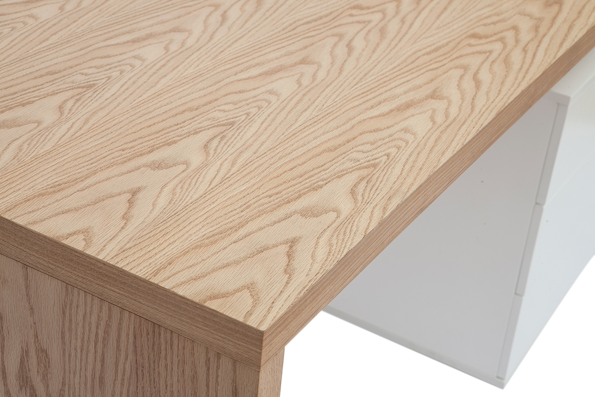 Bureau en bois clair avec tiroirs blancs, vue de dessus et en angle.