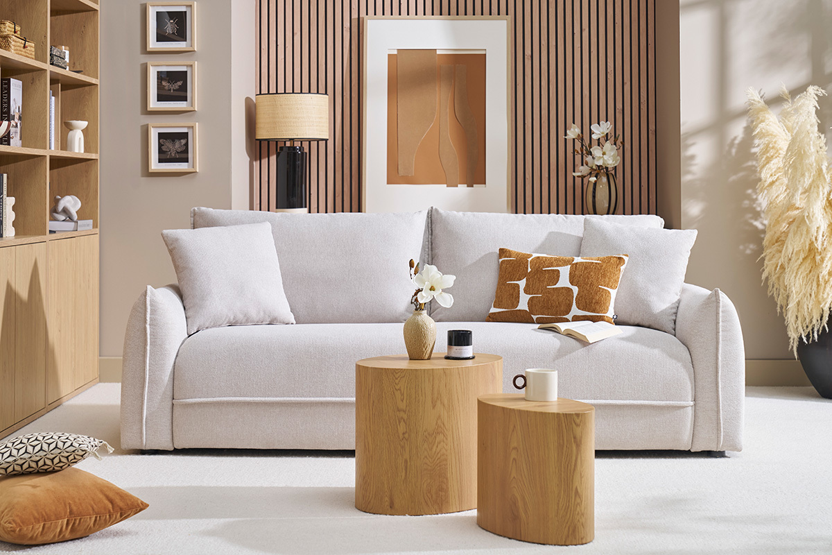 Canap� 3 places beige en tissu effet velours, vue de face.
