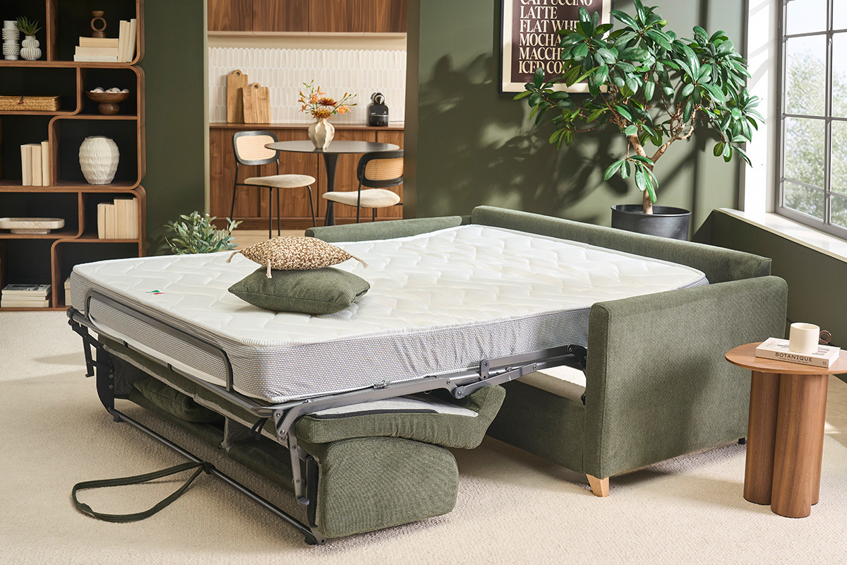 Canap� convertible 3 places SKANDY en position d�pli�e avec matelas visible, vue de c�t�.