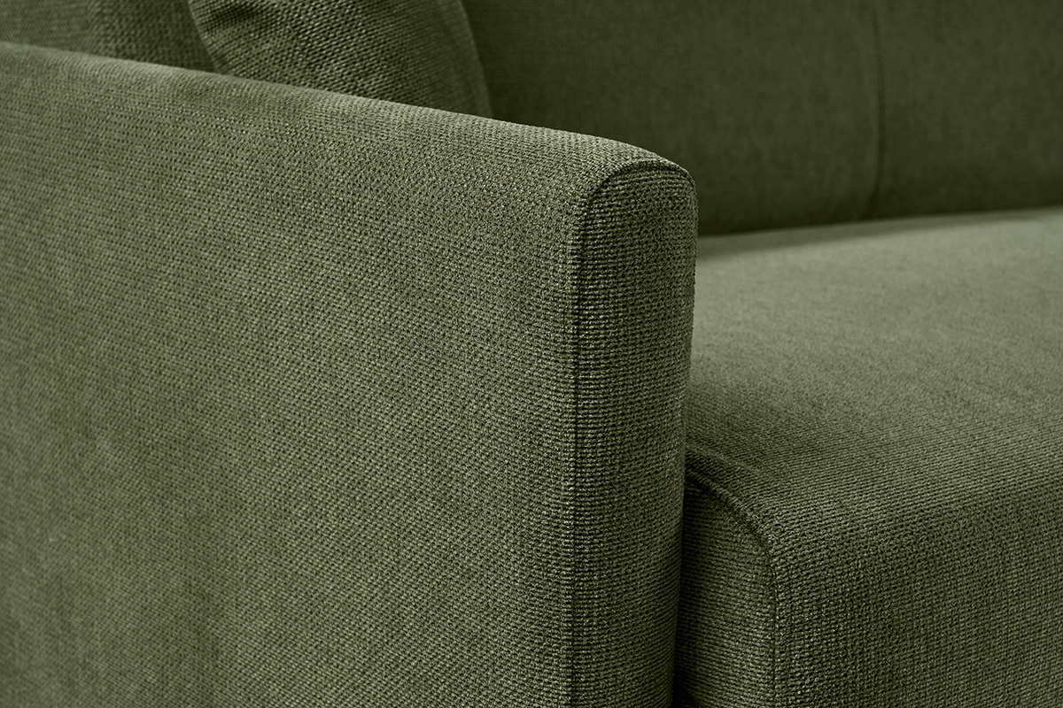 D�tail du canap� convertible SKANDY en tissu chenille vert fonc�, vue rapproch�e sur l'accoudoir.