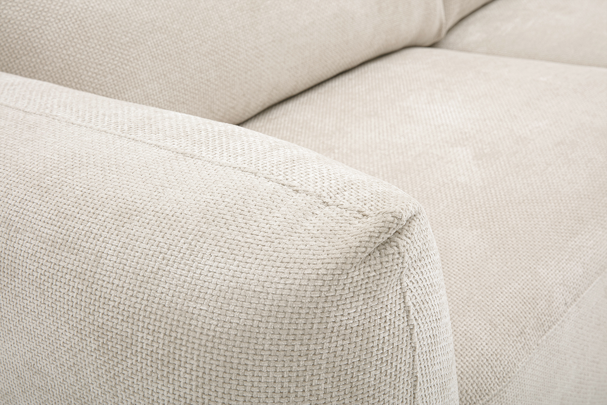 Gros plan sur l'accoudoir d'un canap� en tissu velours chenille beige.