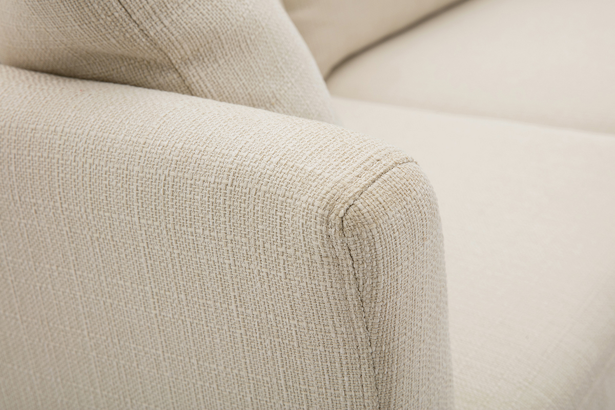 D�tail d'un canap� d'angle droit d�houssable beige avec tissu textur� et accoudoir en gros plan.