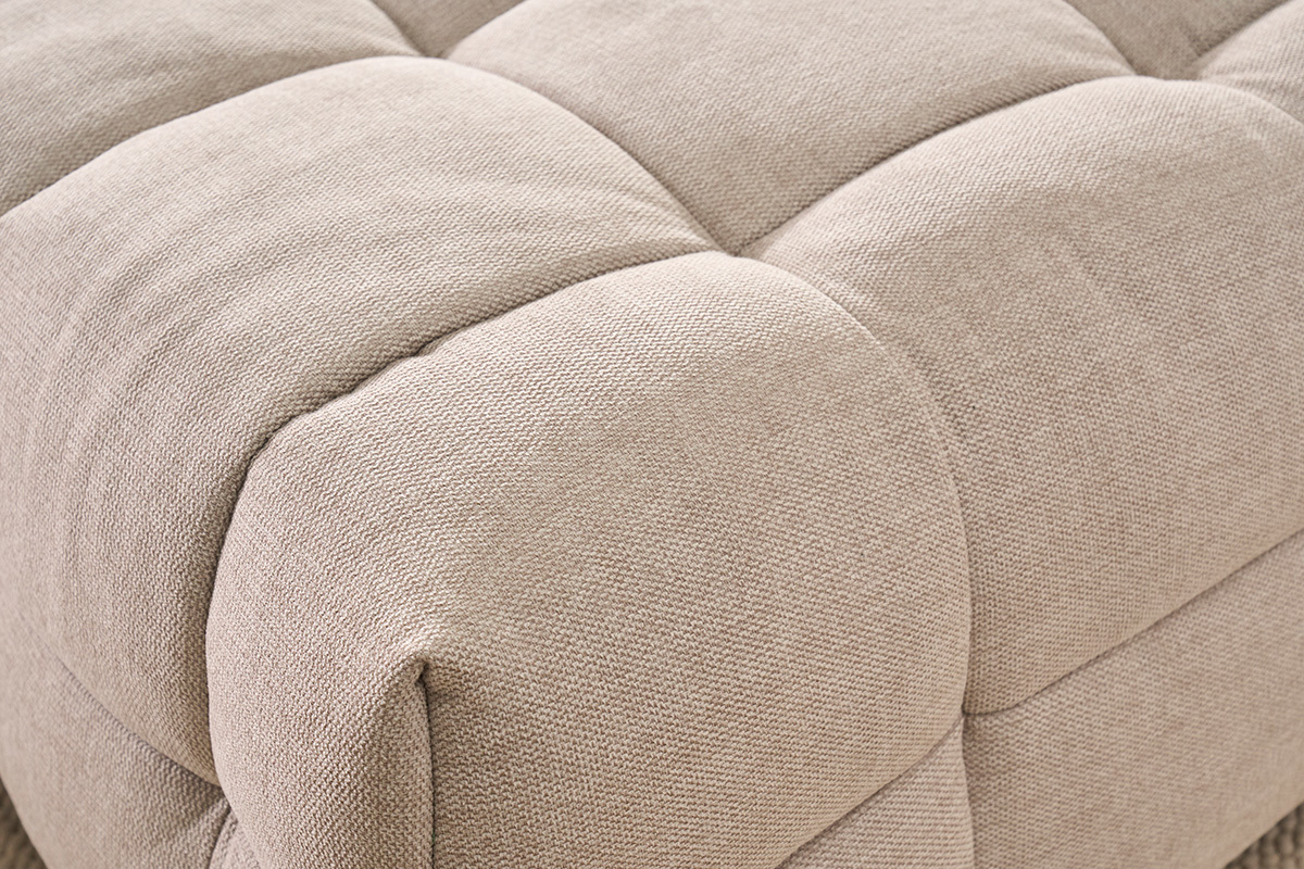 Gros plan du tissu capitonn� effet velours textur� beige du canap� CORTO.