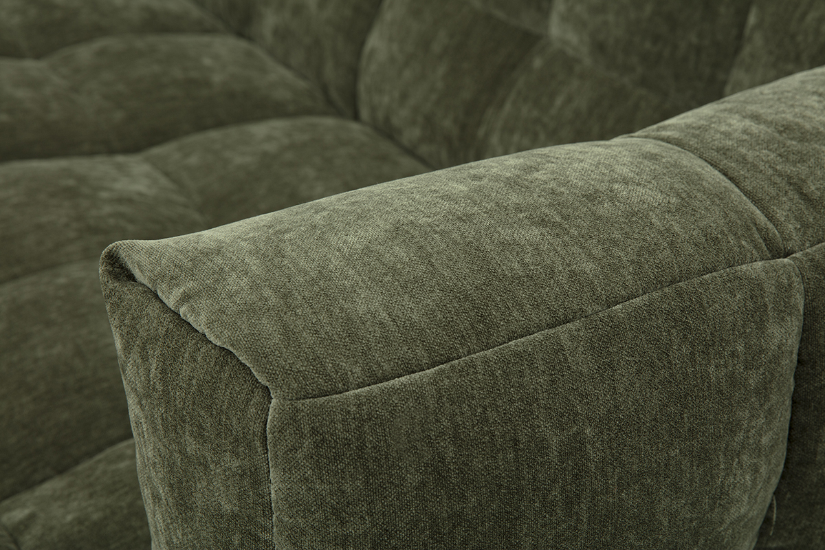 D�tail d'un canap� d'angle droit en tissu effet velours vert kaki CORTO, montrant le tissu et les coutures.