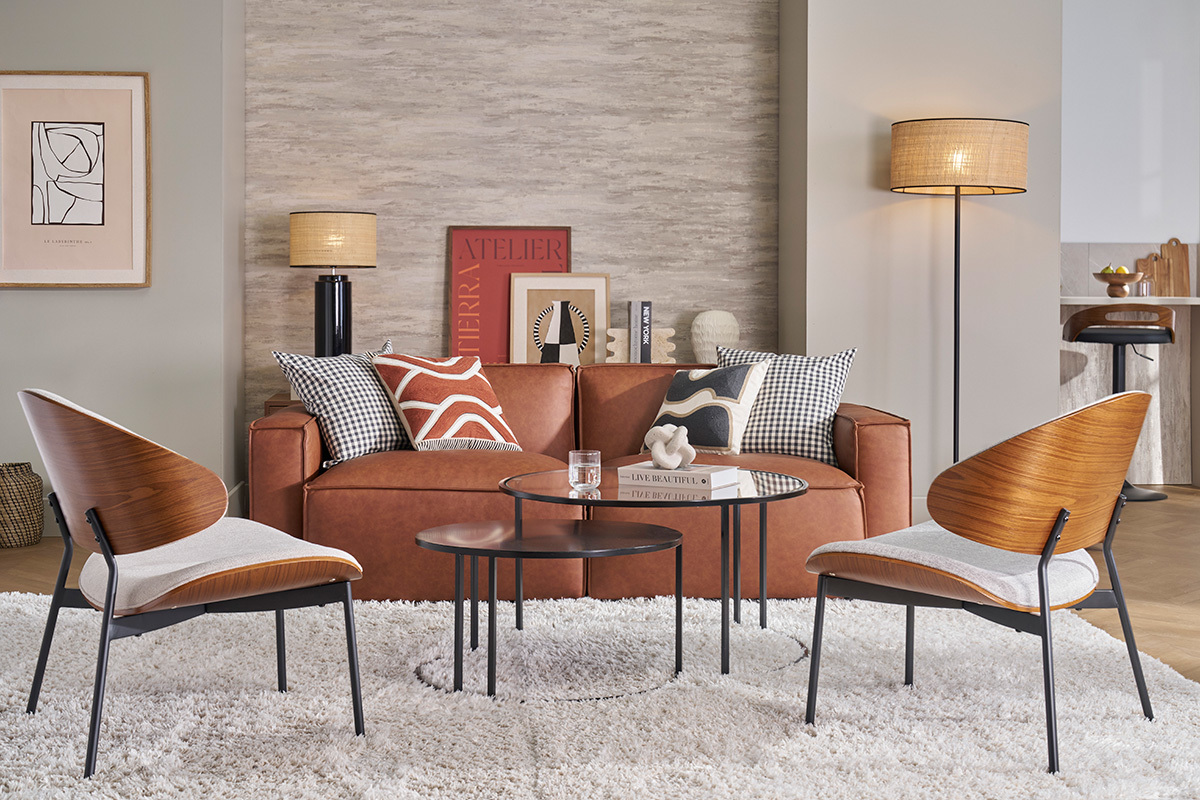 Canap� modulable vintage en cuir marron avec coussins, vue de face, table basse devant.