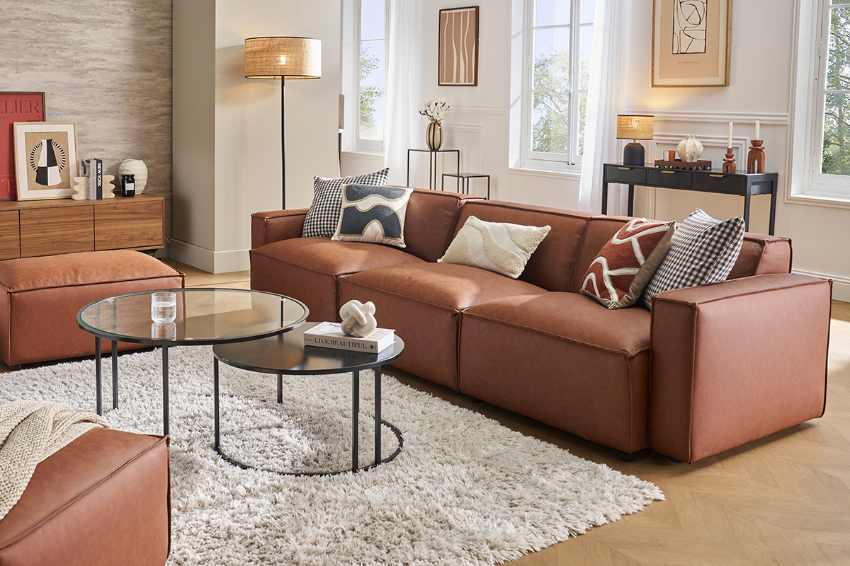 Canap� modulable vintage marron dans un salon avec des coussins d�coratifs.