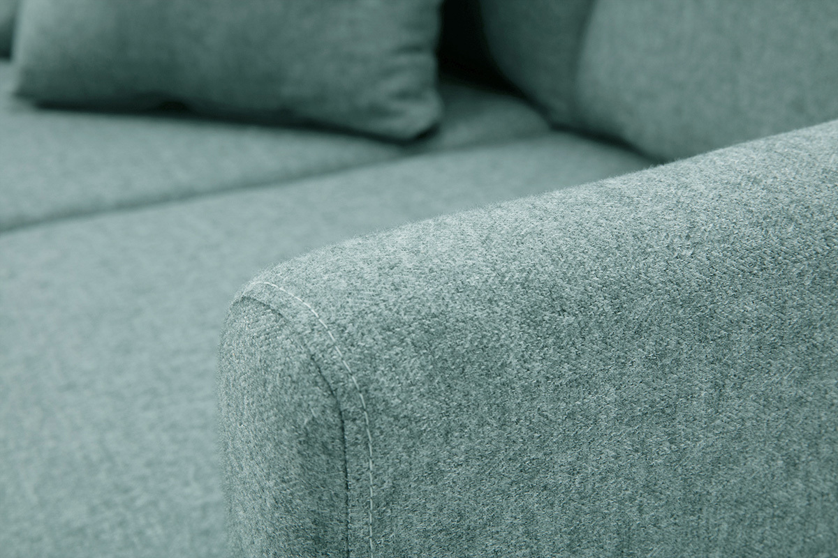 Gros plan sur le tissu vert de gris d'un canap� scandinave d�houssable.