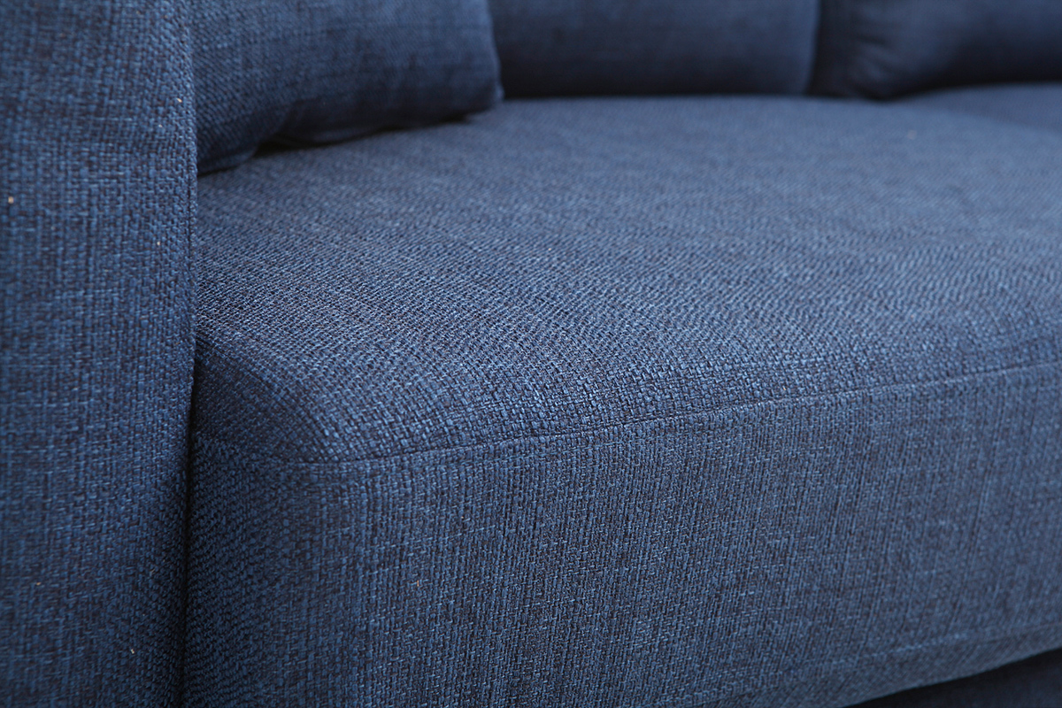 Gros plan du tissu bleu fonc� du canap� scandinave OSLO