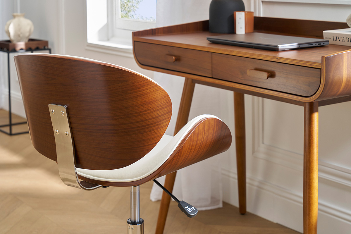 Chaise de bureau design en bois fonc� et blanc, vue de dos, devant un bureau en bois.