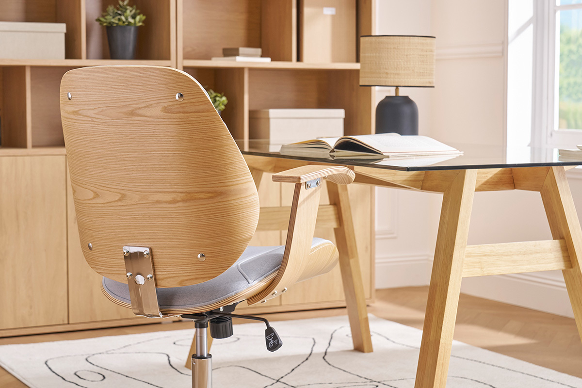 Chaise de bureau � roulettes design en tissu gris clair, bois clair et acier chrom� YORKE