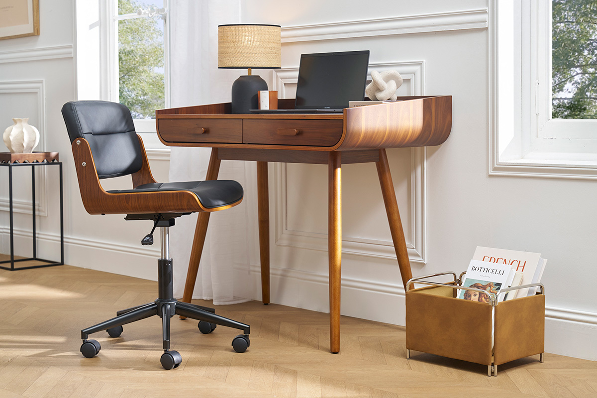 Chaise de bureau ARAMON en noir et noyer, vue lat�rale, � c�t� d'un bureau en bois dans un int�rieur lumineux.