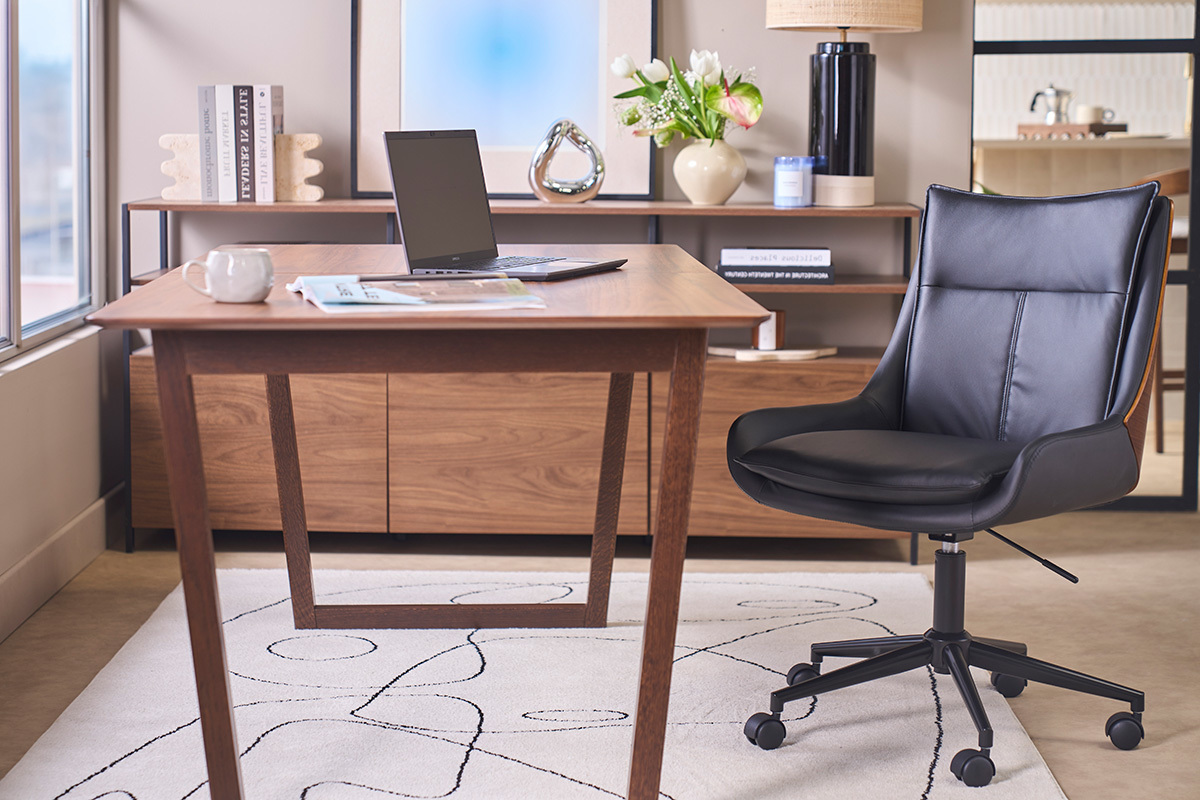Chaise de bureau � roulettes noire et bois fonc� BLAISE