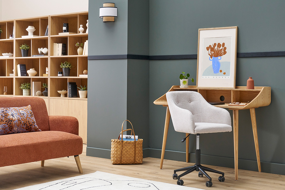 Chaise de bureau capitonn�e � roulettes en tissu effet velours textur� beige et m�tal noir BALTIK