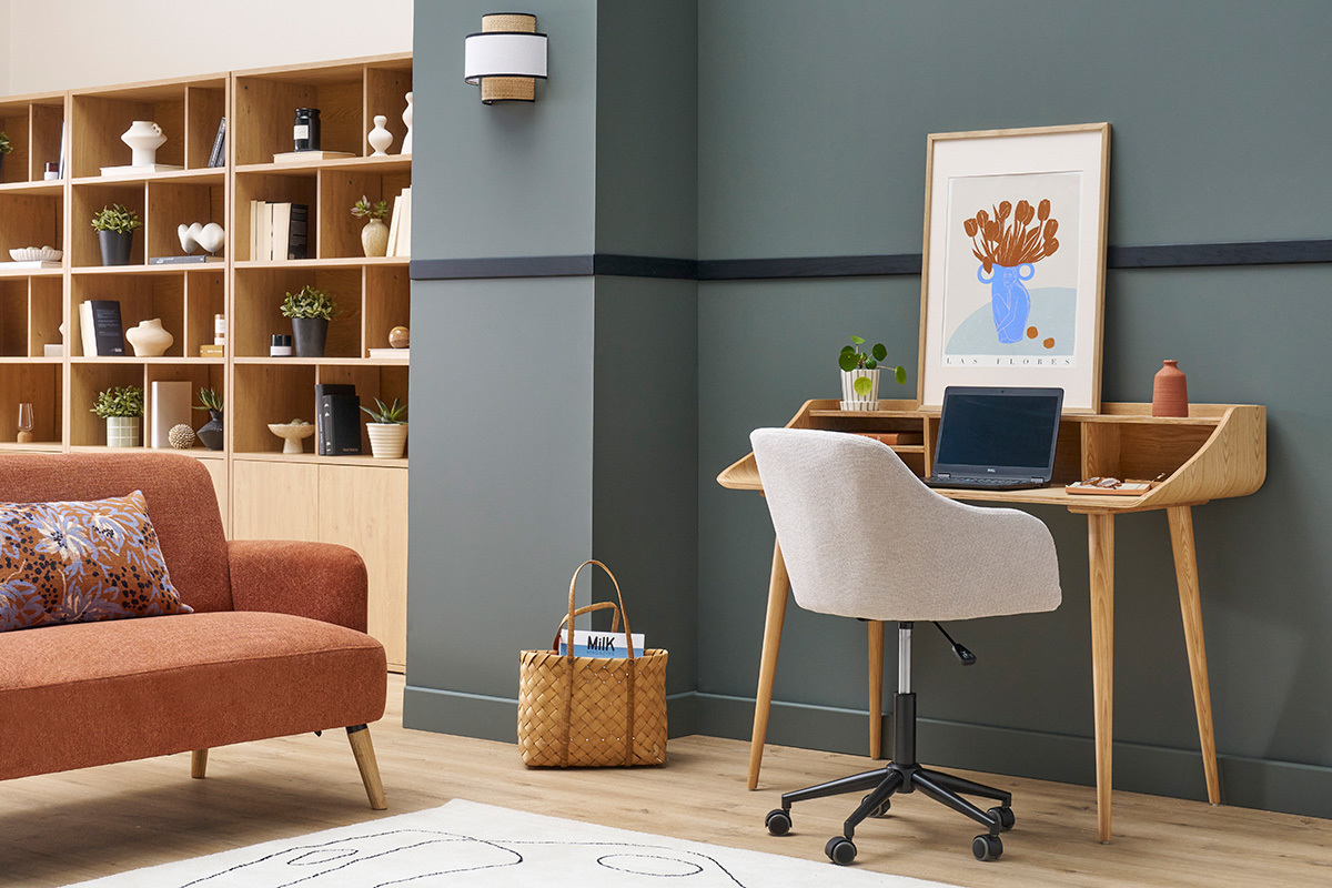 Chaise de bureau capitonn�e � roulettes en tissu effet velours textur� beige et m�tal noir BALTIK