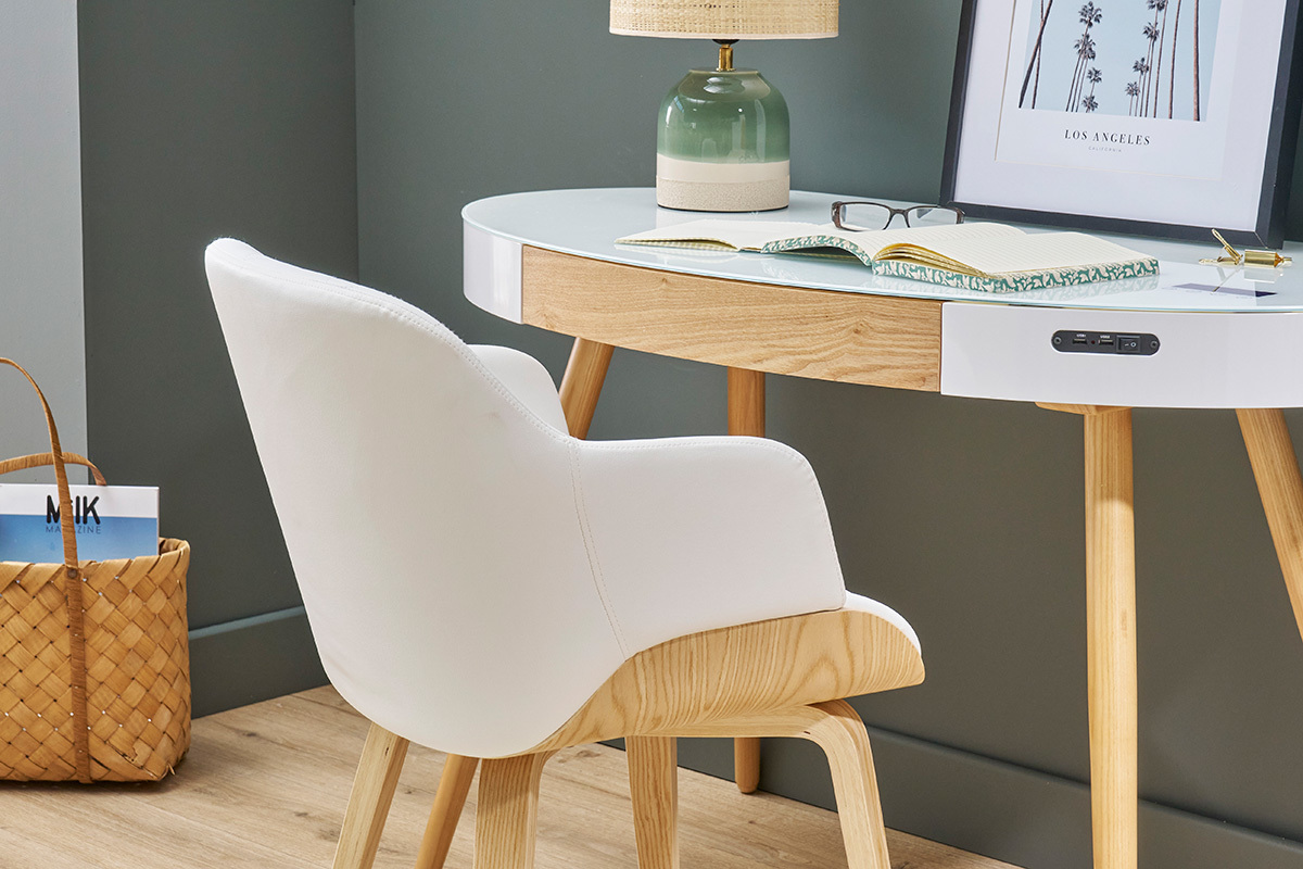 Chaise design blanche et bois clair LUCIEN vue de c�t�, plac�e pr�s d'un bureau.