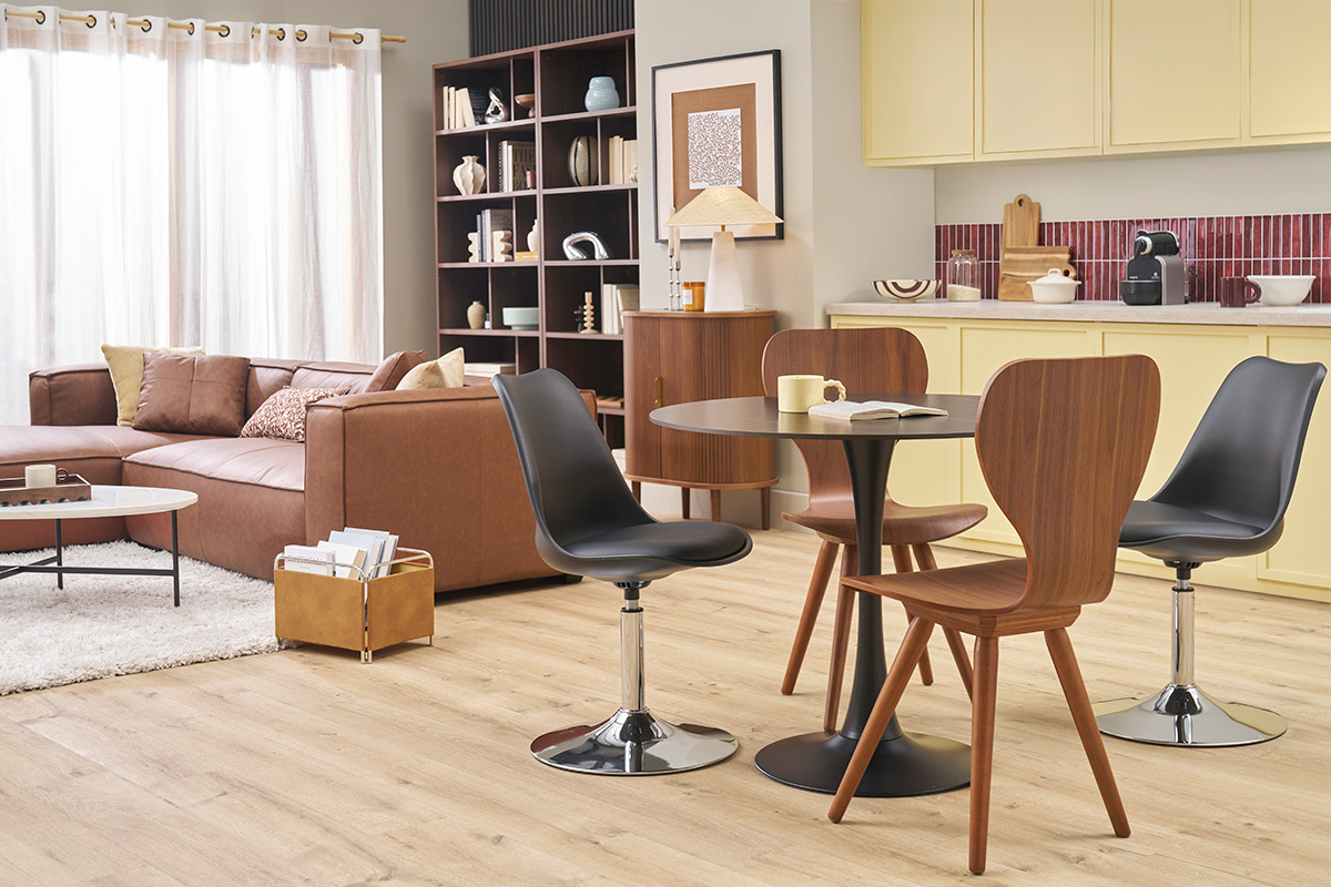 Chaise pivotante noire et m�tal chrom� STEEVY V2 dans un salon moderne.