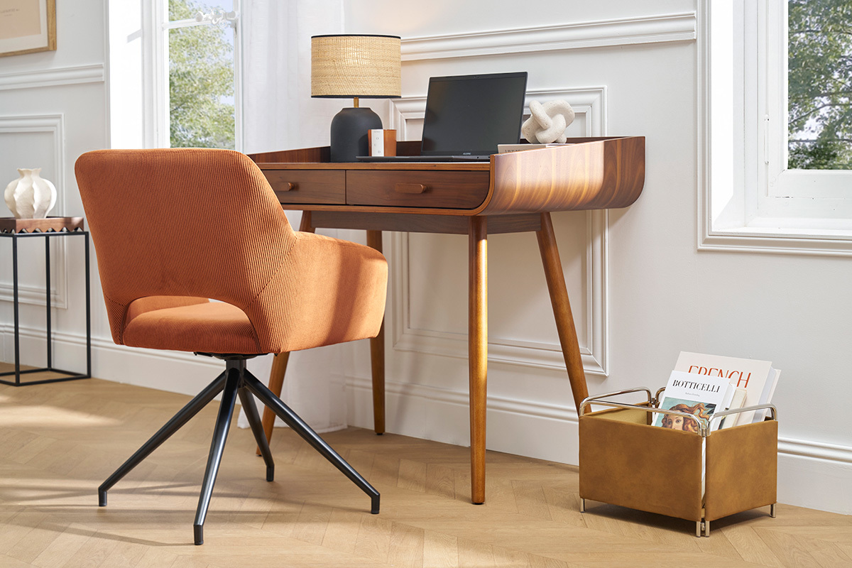 Chaise pivotante en velours c�tel� terre br�l�e avec base en m�tal noir, vue de c�t� pr�s d'un bureau en bois.