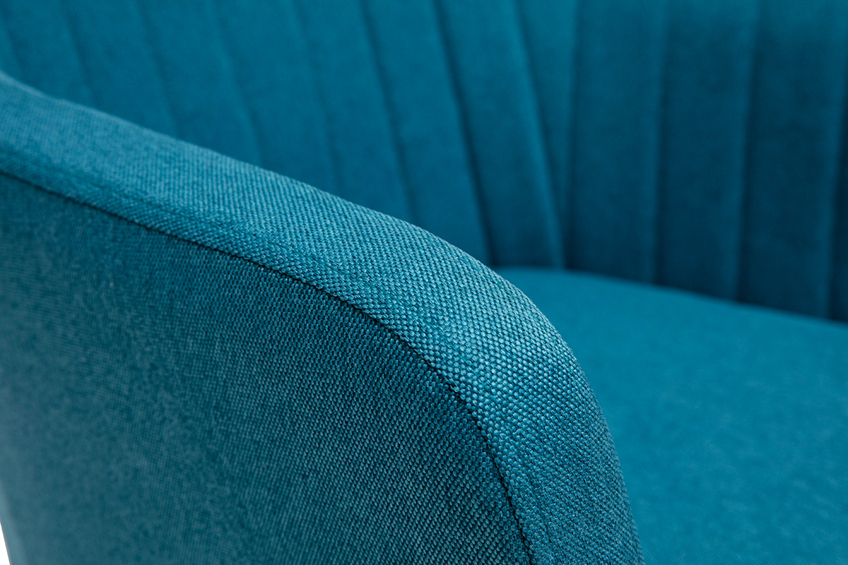 Gros plan sur l'accoudoir en tissu bleu canard de la chaise scandinave ALEYNA.