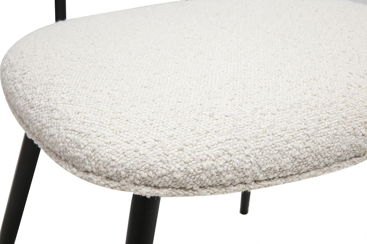 Zoom sur l'assise en tissu effet laine boucl�e blanc d'une chaise SWANN, structure m�tal noir.
