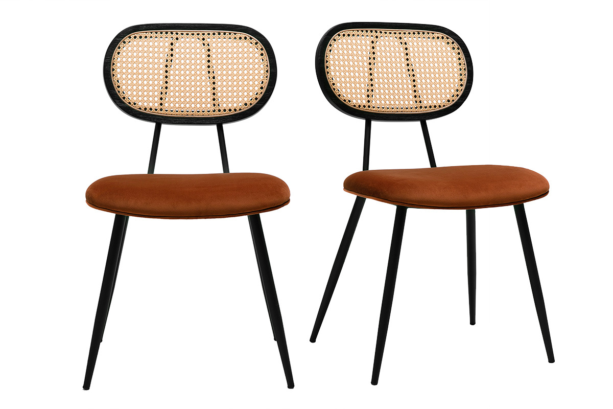 Deux chaises en velours terre br�l�e, dossier en rotin, pieds en m�tal noir, vue de face.