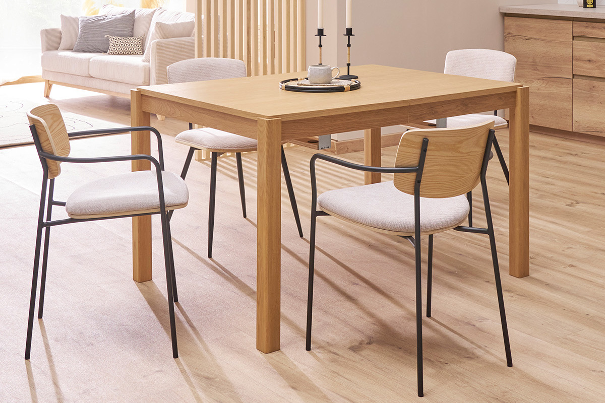 Chaises en bois clair ch�ne, tissu effet velours textur� beige et m�tal noir (lot de 2) SUSAN