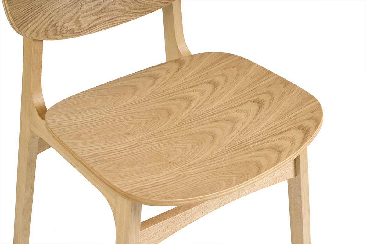 D�tail d'une chaise en bois clair fr�ne, avec assise et dossier galb�s