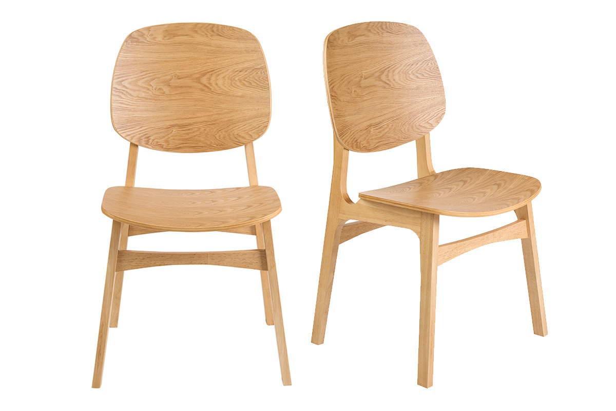Lot de 2 chaises en bois clair fr�ne avec design scandinave, vue de face.