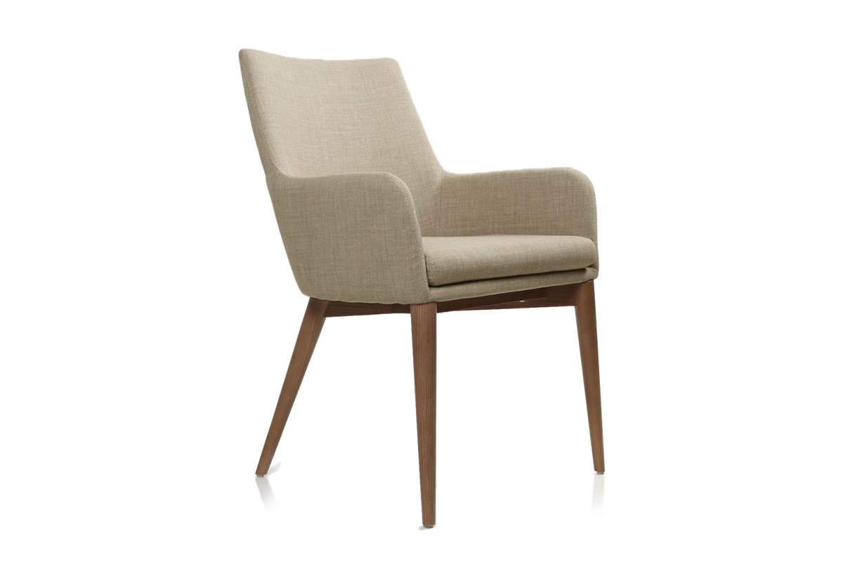 Chaise en tissu beige avec accoudoirs, pieds en bois fonc�, vue de 3/4.