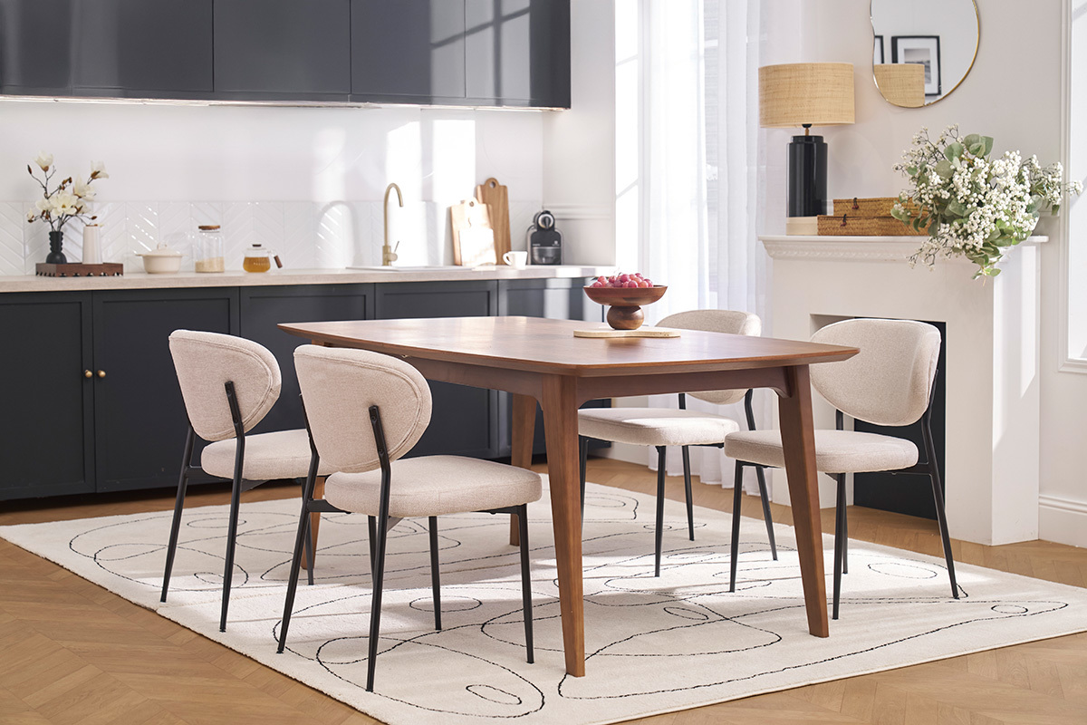 Chaises en tissu beige et m�tal noir autour d'une table en bois dans une salle � manger moderne.