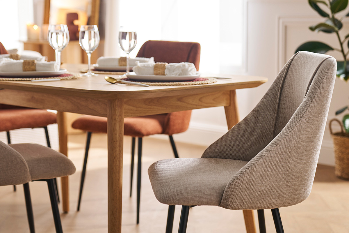 Chaises en tissu effet velours textur� beige et m�tal noir (lot de 2) HIGGINS