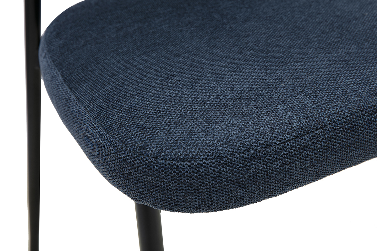 D�tail de l'assise en tissu bleu fonc� textur� de la chaise BREKA, angle de vue rapproch�
