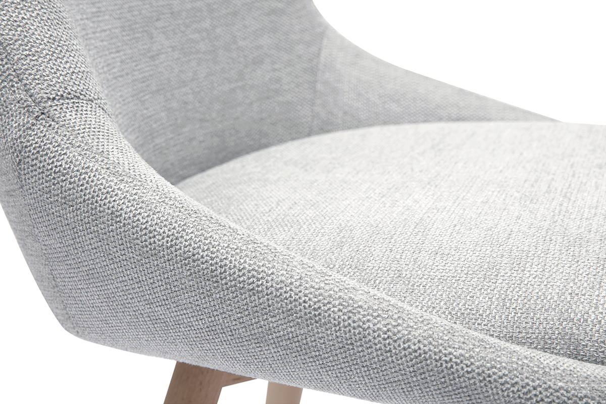 D�tail d'une chaise gris clair en tissu effet velours textur� avec pieds en bois clair.