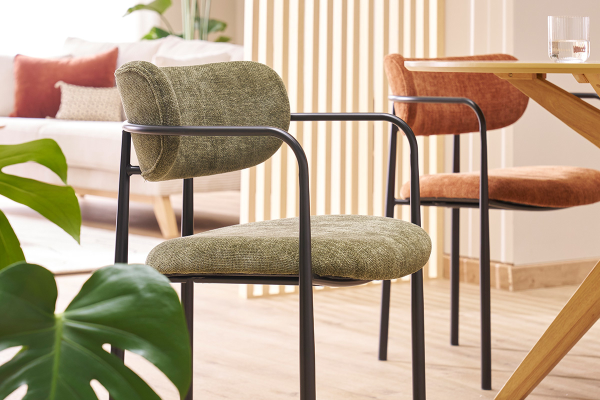 Chaises vert kaki effet velours avec structure en m�tal noir, vue de c�t� dans un salon moderne.