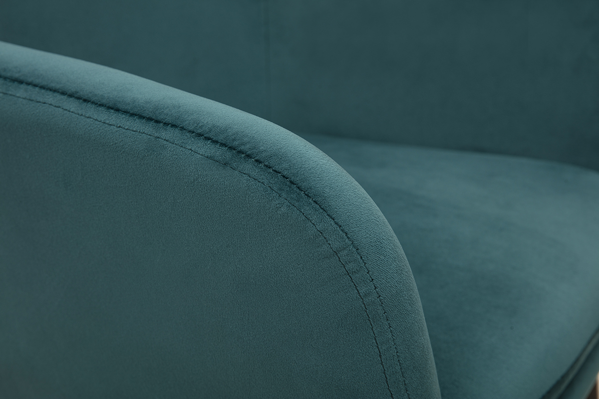 Zoom sur une chaise en velours bleu p�trole avec pi�tement en m�tal noir, moderne et �l�gance