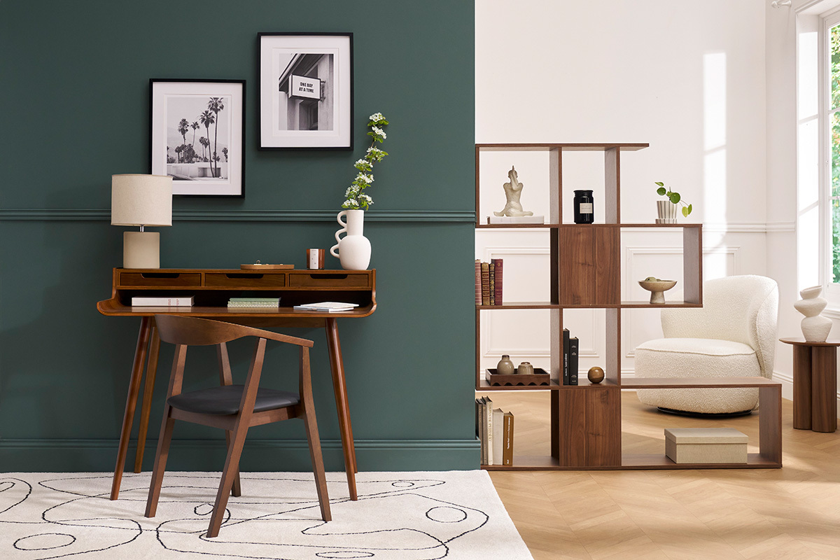 Chaise scandinave en bois fonc� avec accoudoirs et coussin noir, vue de dos.