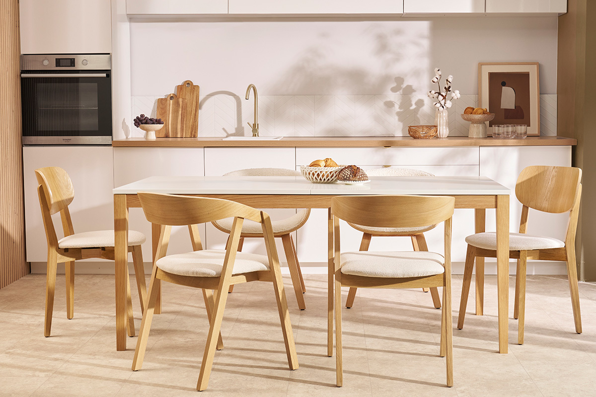 Chaises scandinaves empilables en bois clair ch�ne et tissu effet laine boucl�e blanc cass� (lot de 2) LOVA
