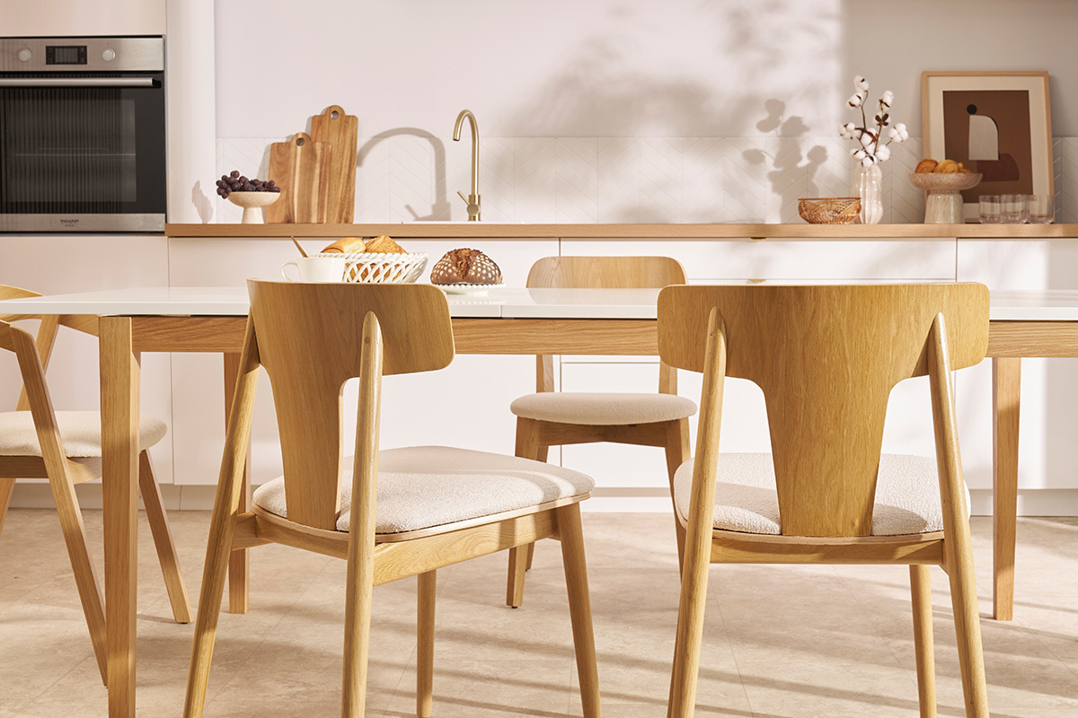 Chaises scandinaves en bois clair ch�ne massif et tissu effet laine boucl�e blanc cass� (lot de 2) LOUISA