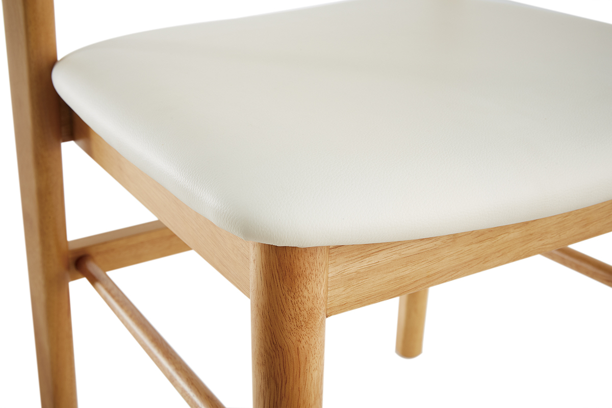 D�tail de l'assise incurv�e d'une chaise scandinave SHELDON en bois clair et rev�tement blanc.