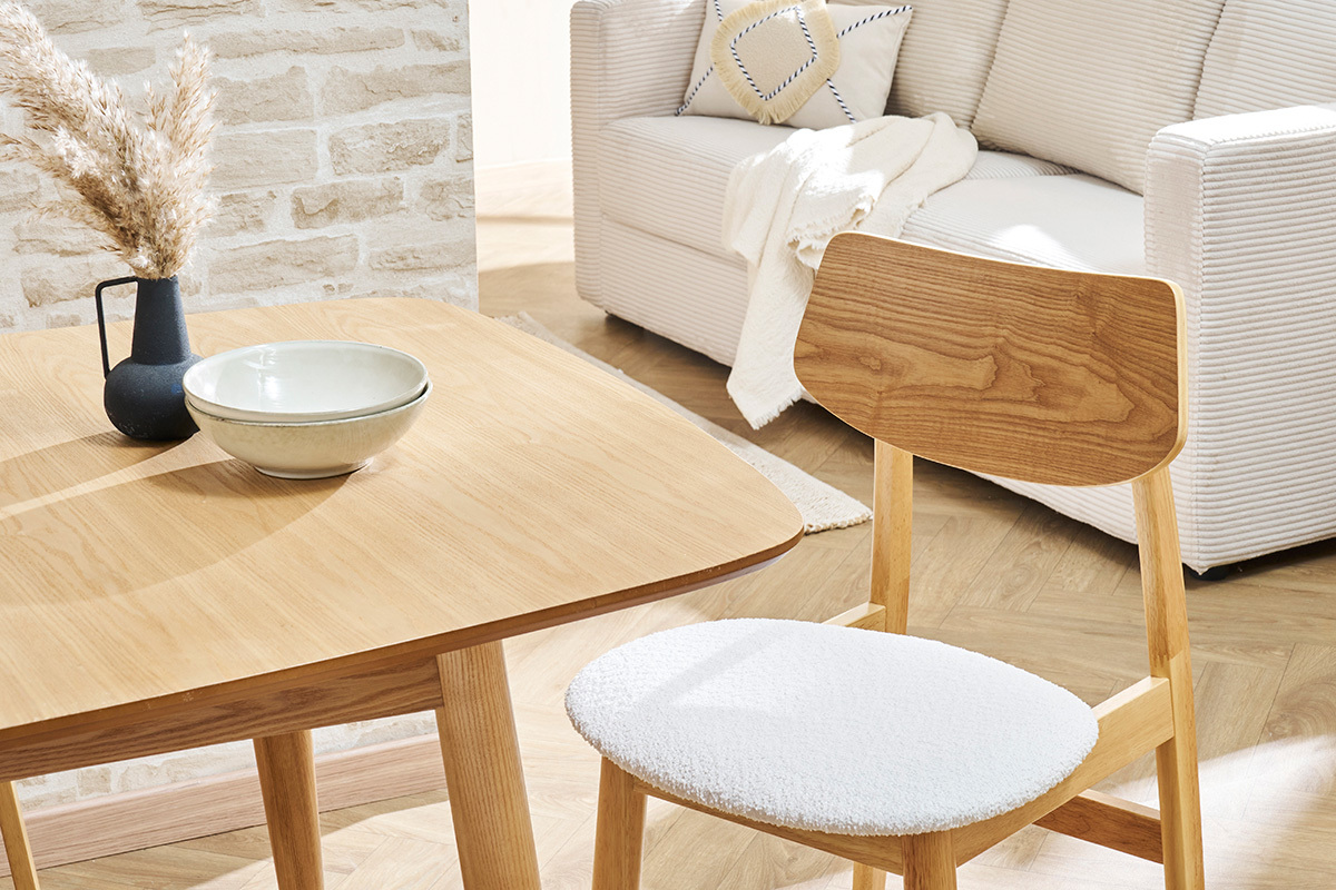 Chaise scandinave ELION en bois clair et tissu boucle blanc, vue lat�rale avec table en bois.