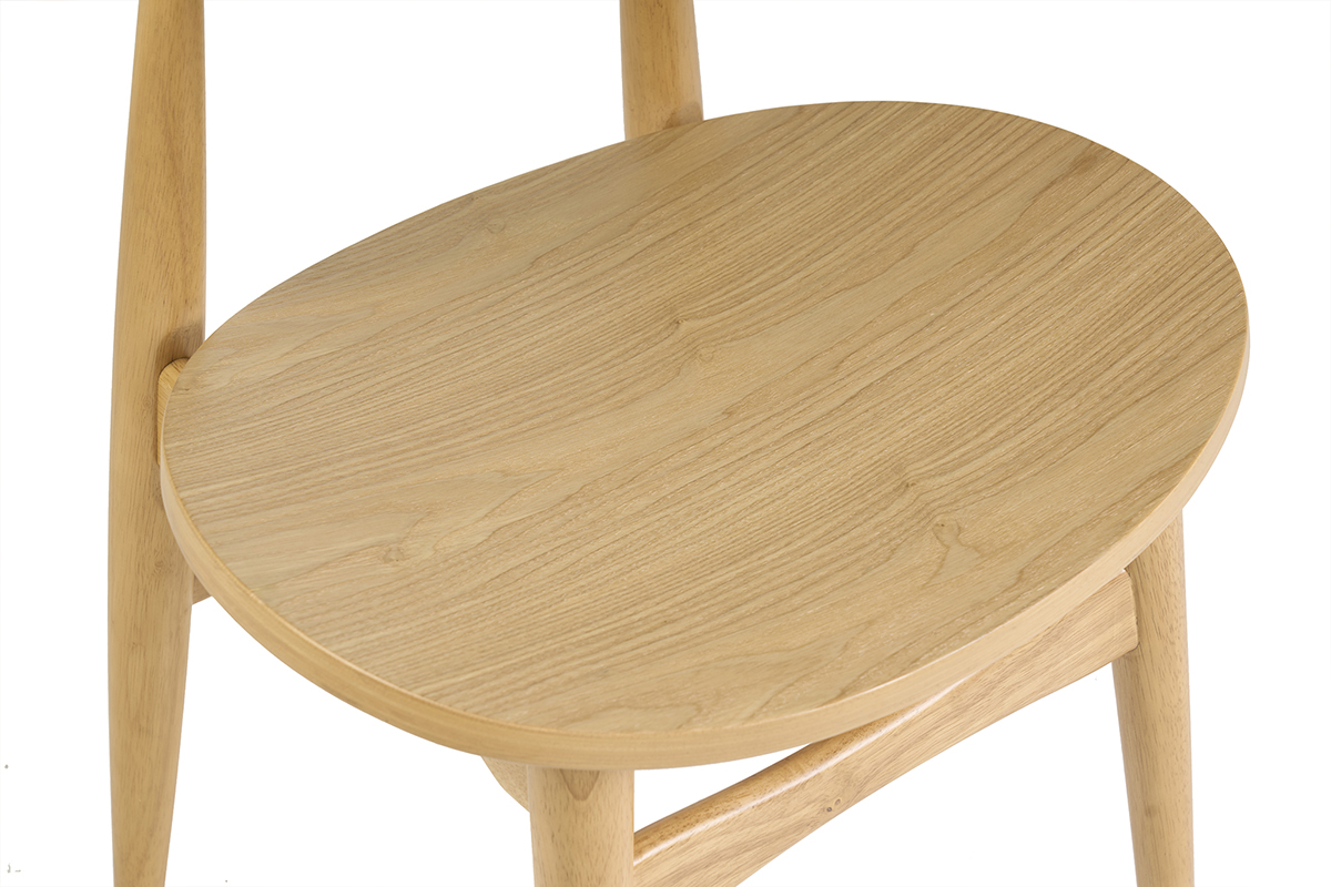 D�tail de l'assise en bois clair des chaises scandinaves WALFORD, vue de dessus.