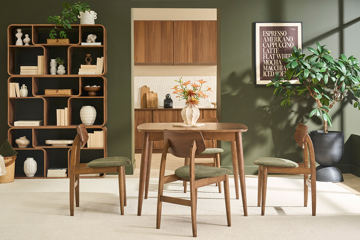 Chaises scandinaves en bois fonc� et tissu velours vert kaki autour d'une table dans un int�rieur moderne.