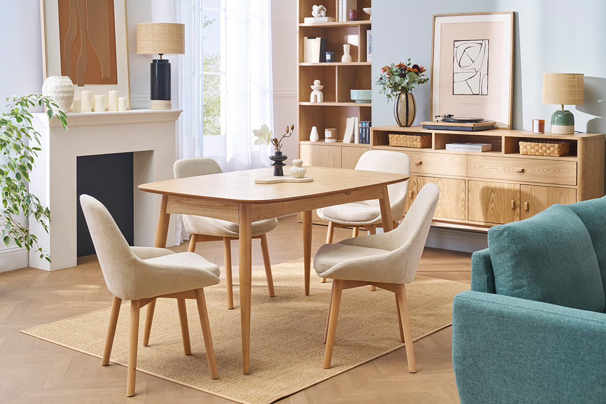 Chaises scandinaves en tissu beige dans une salle � manger contemporaine.