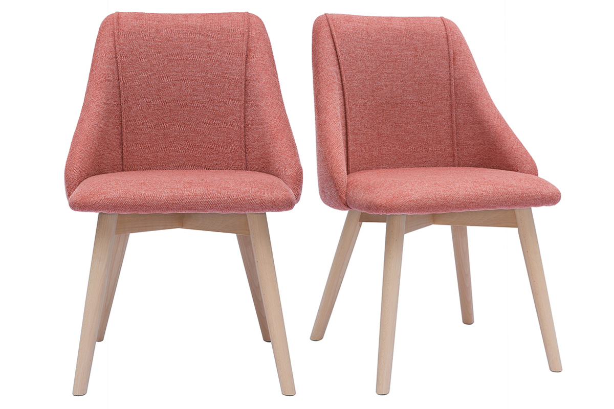 Deux chaises scandinaves en tissu velours terracotta avec pieds en bois clair, vue de face.