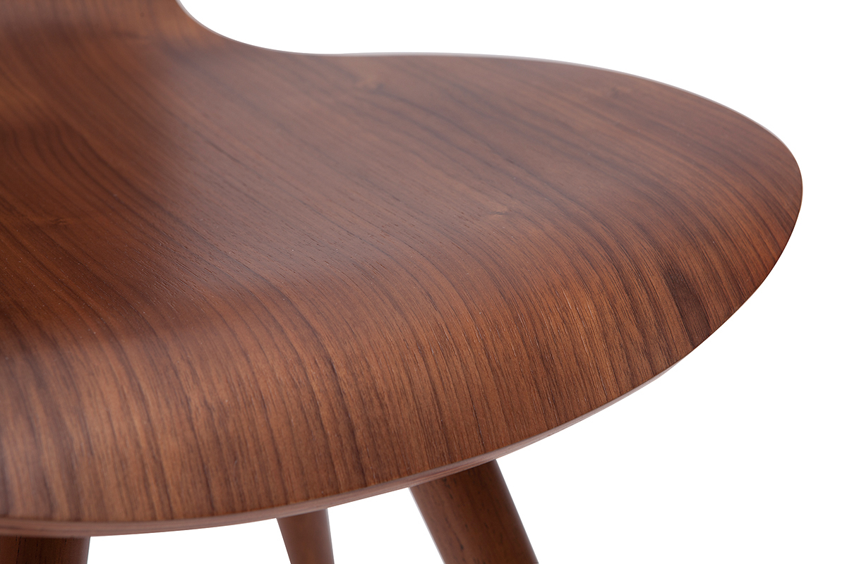 Gros plan sur l'assise en bois fonc� noyer d'une chaise vintage NORDECO.